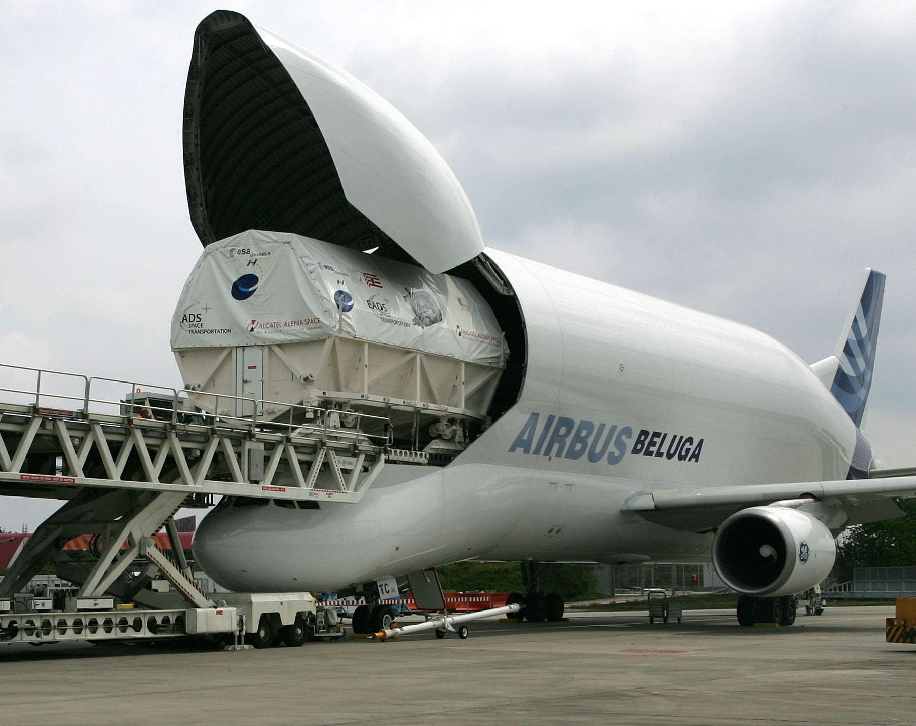 Тяжелый транспортный самолет Airbus A300-600ST Beluga