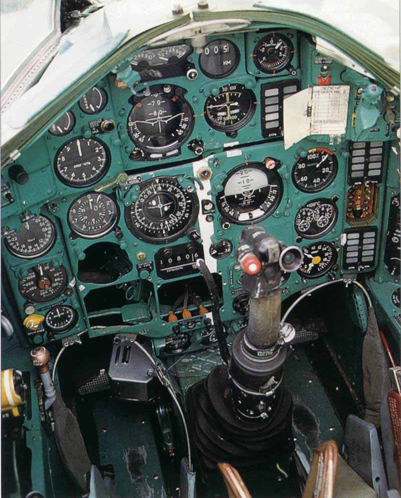 Кабина самолета МиГ-25