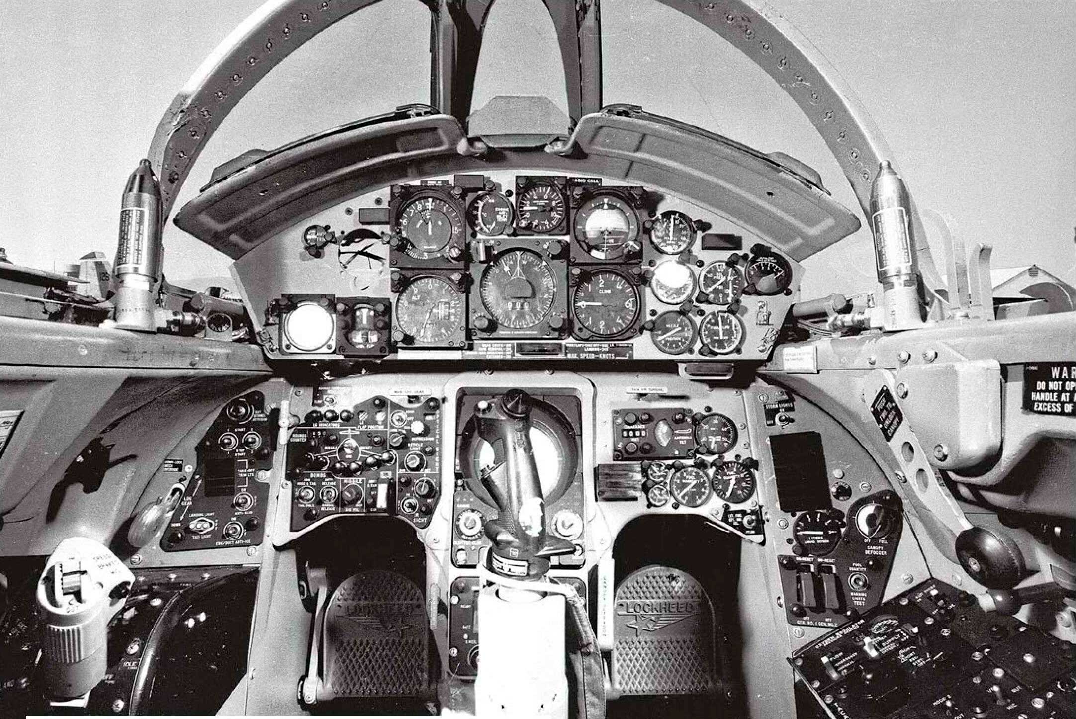 Кабина истребителя Lockheed F-104F Starfighter