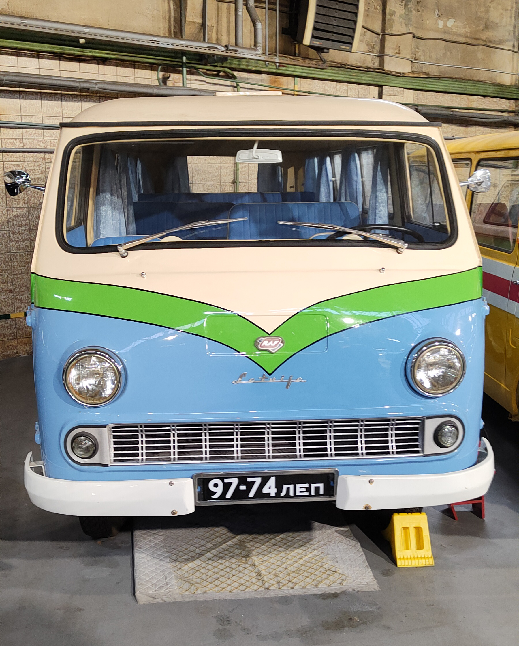 РАФ-977ДМ. Экспозиционно-просветительский центр истории автотранспорта Ленинграда СПб ГУП «Пассажиравтотранс»