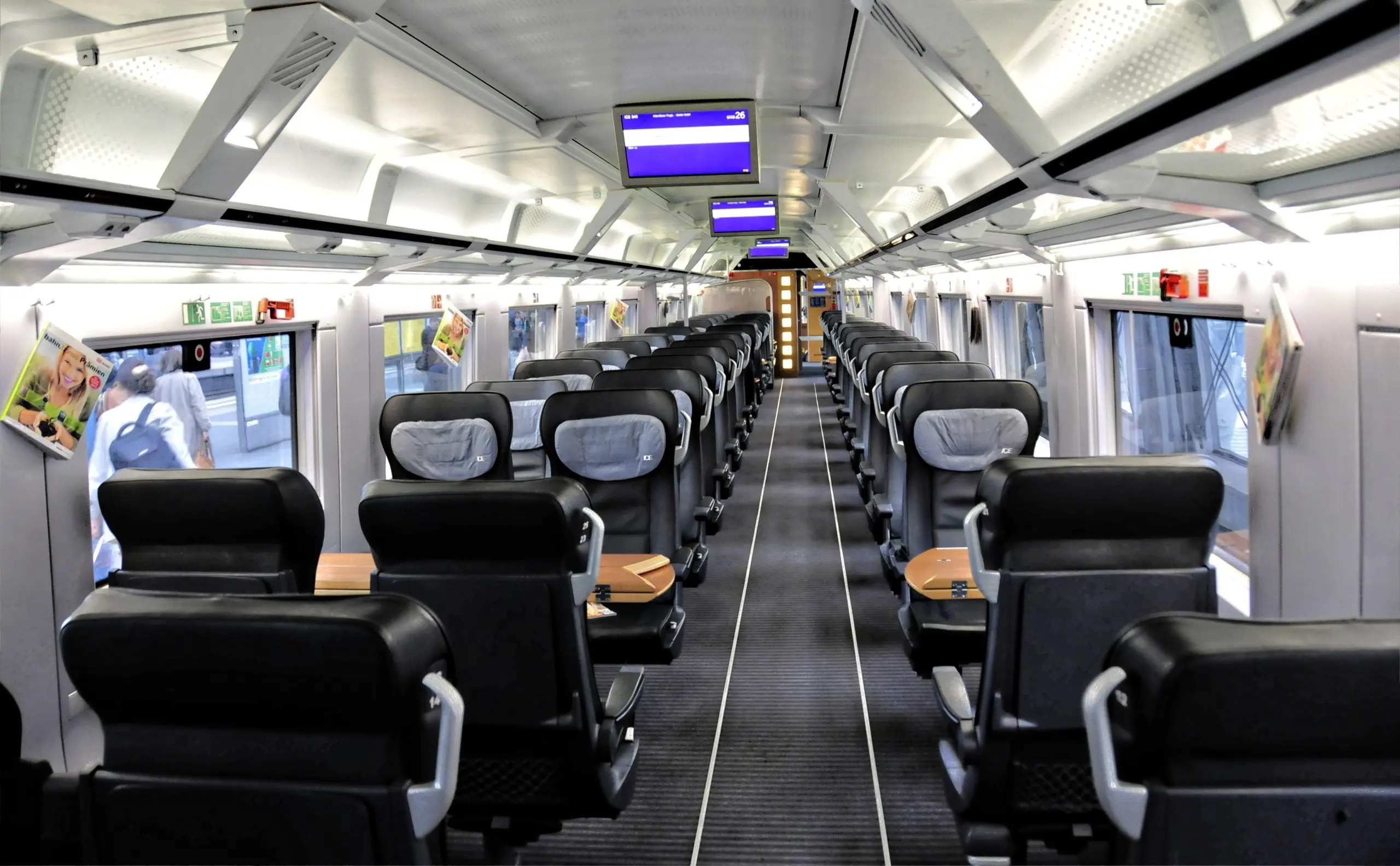 Пассажирский салон скоростного электропоезда ICE 2