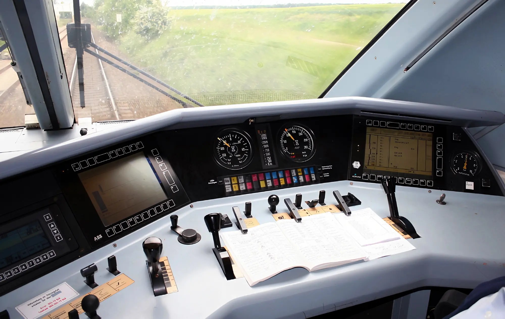 Кабина машиниста скоростного электропоезда ICE 2