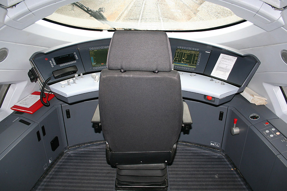 Кабина машиниста скоростного электропоезда ICE 3