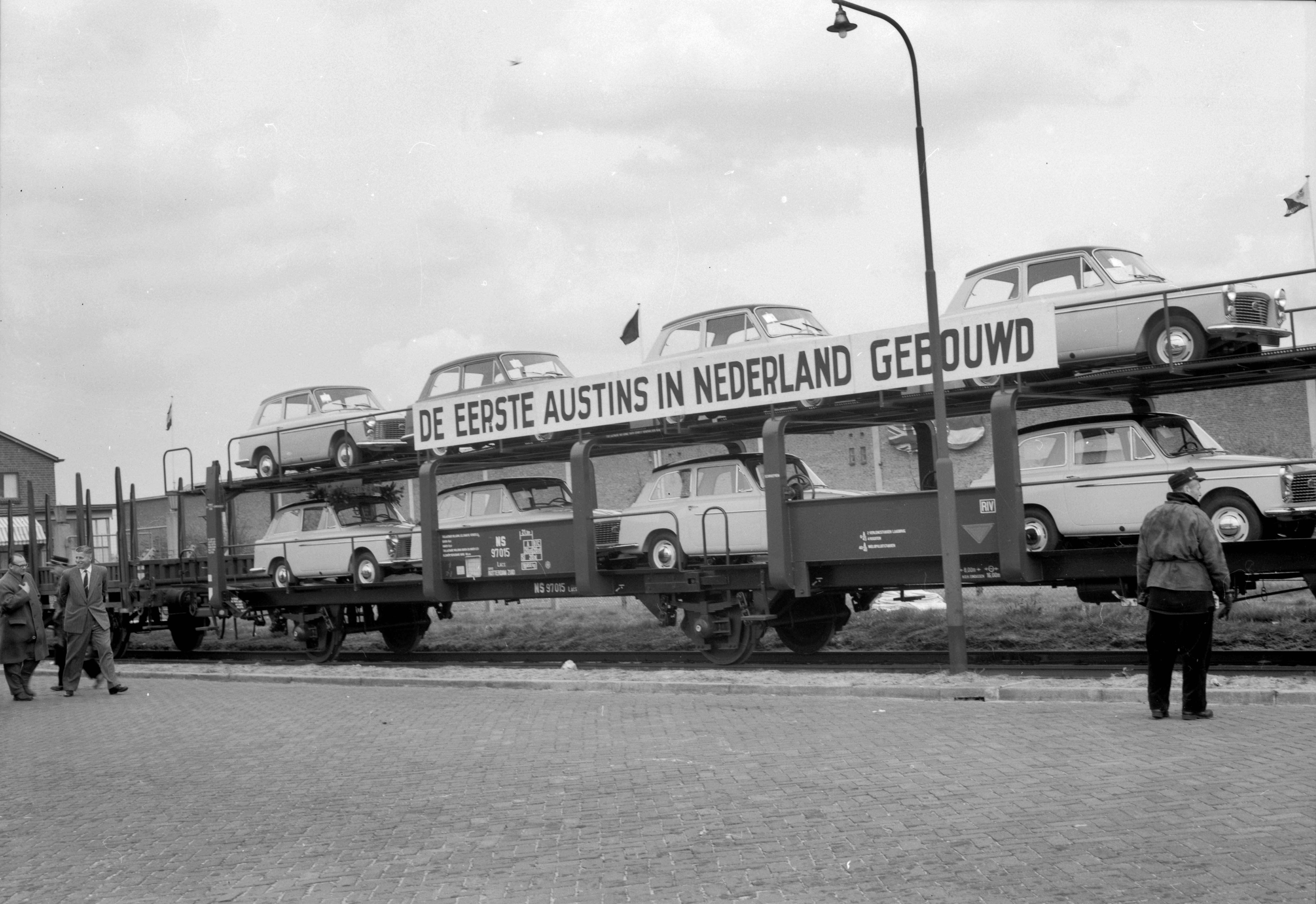 Вагон-автомобилевоз type Lcs с автомобилями Austin A40 Farina