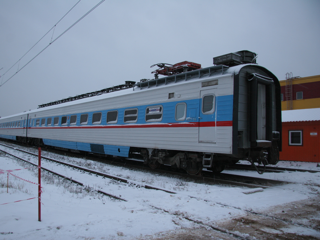 Моторный промежуточный вагон Эр-200 с токоприёмником
